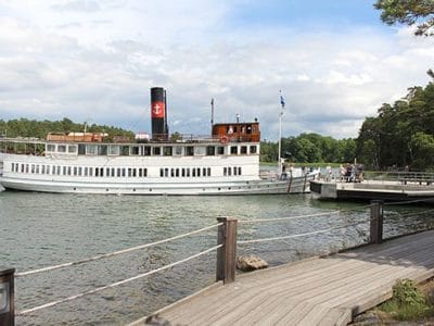 Båt med Strömma Kanalbolaget