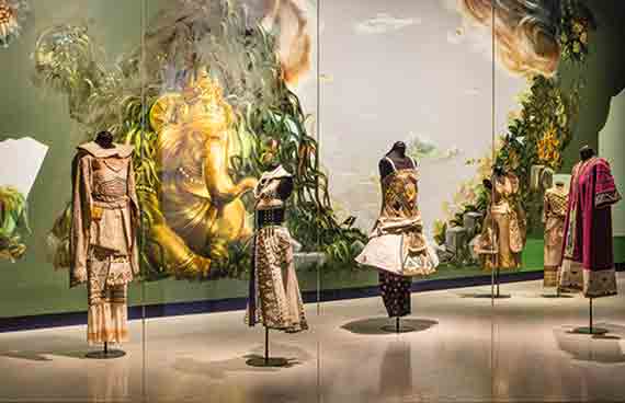 Ernst-Billgren-'A-Passage-to-India',-2018.-'Originaldräkter-till-baletten-Le-Dieu-Bleu'-1912, Dansmuseet-Stockholm