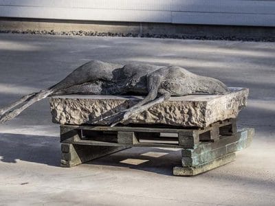 Skulptur i natur och verket Rodt 6 januari av Berlinde de Bryuckere