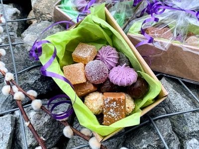 Foto av en låda innehållande det påskgodis vi säljer 2021