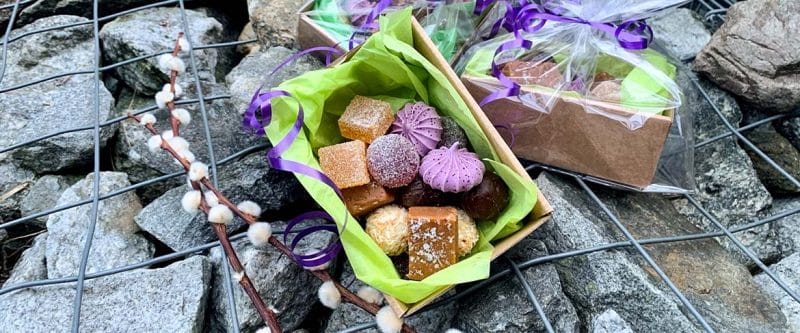 Foto av en låda innehållande det påskgodis vi säljer 2021