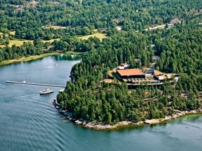 Flygbild över Artipelag om sommaren.