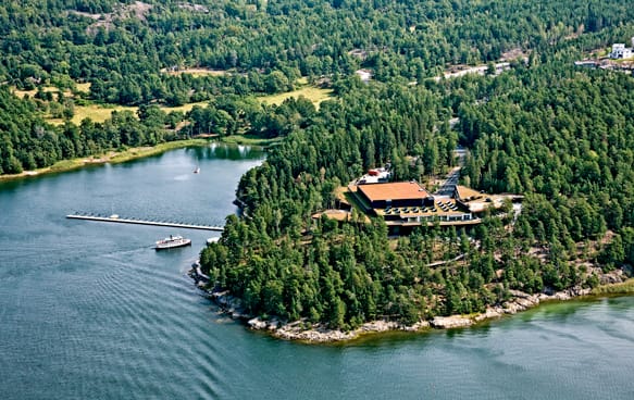 Flygbild över Artipelag om sommaren.