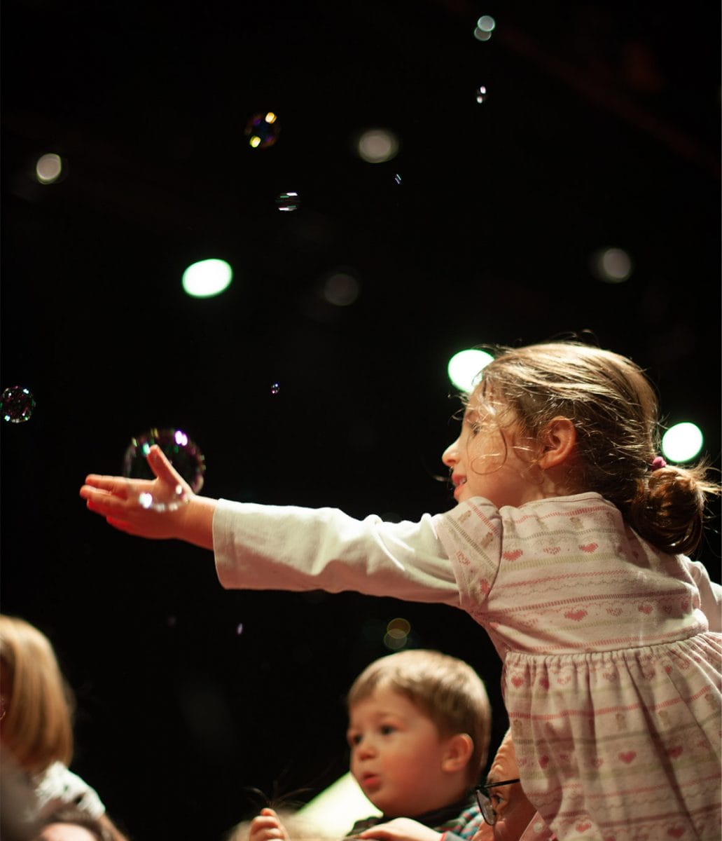 barn leker med såpbubblor