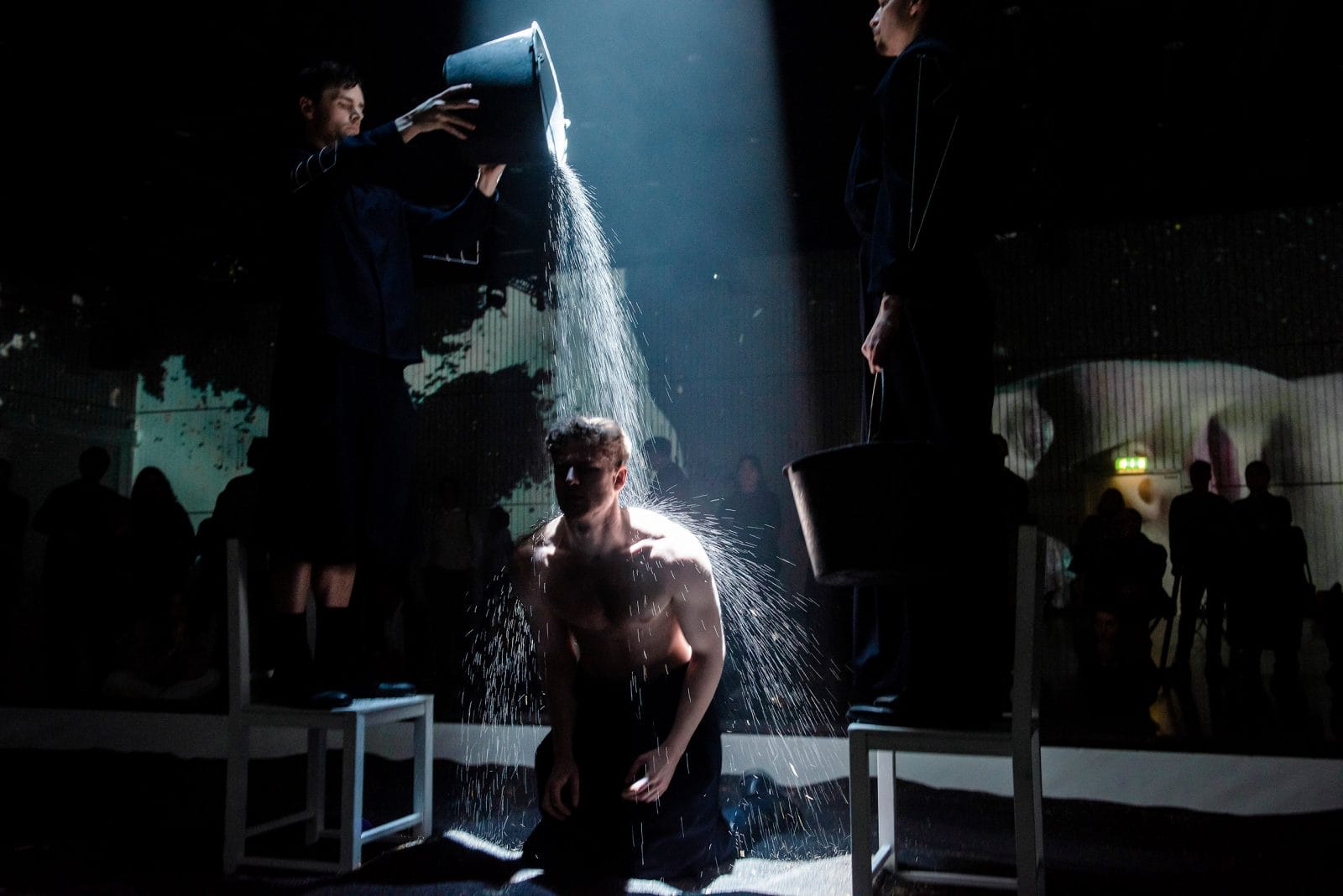 Man får frön hällt över sig i verket Vanmakt.