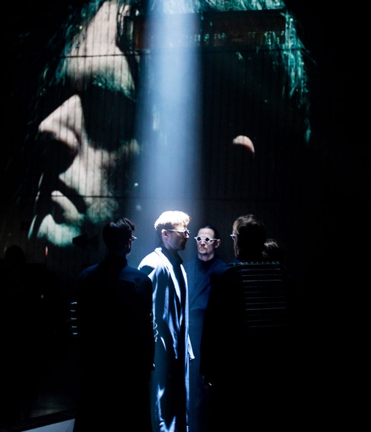 grupp av människor i ett strålkastarljus