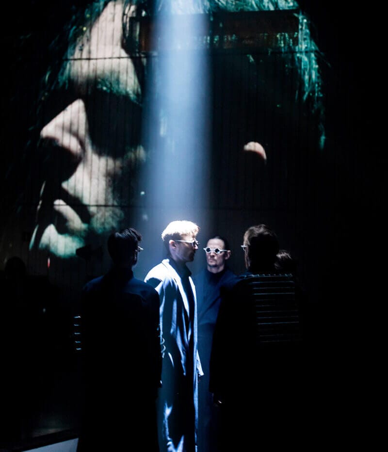 grupp av människor i ett strålkastarljus