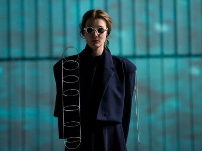 Kvinna mot blå bakgrund i verket Vanmakt