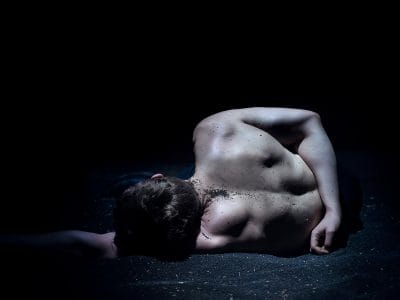 Man ligger ner på fröbädd