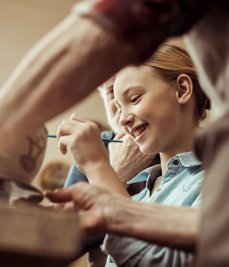 Foto av barn som skapar en skulptur