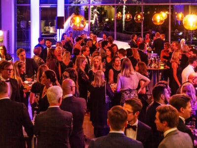 Folk som minglar i Bådan Café & Konditori