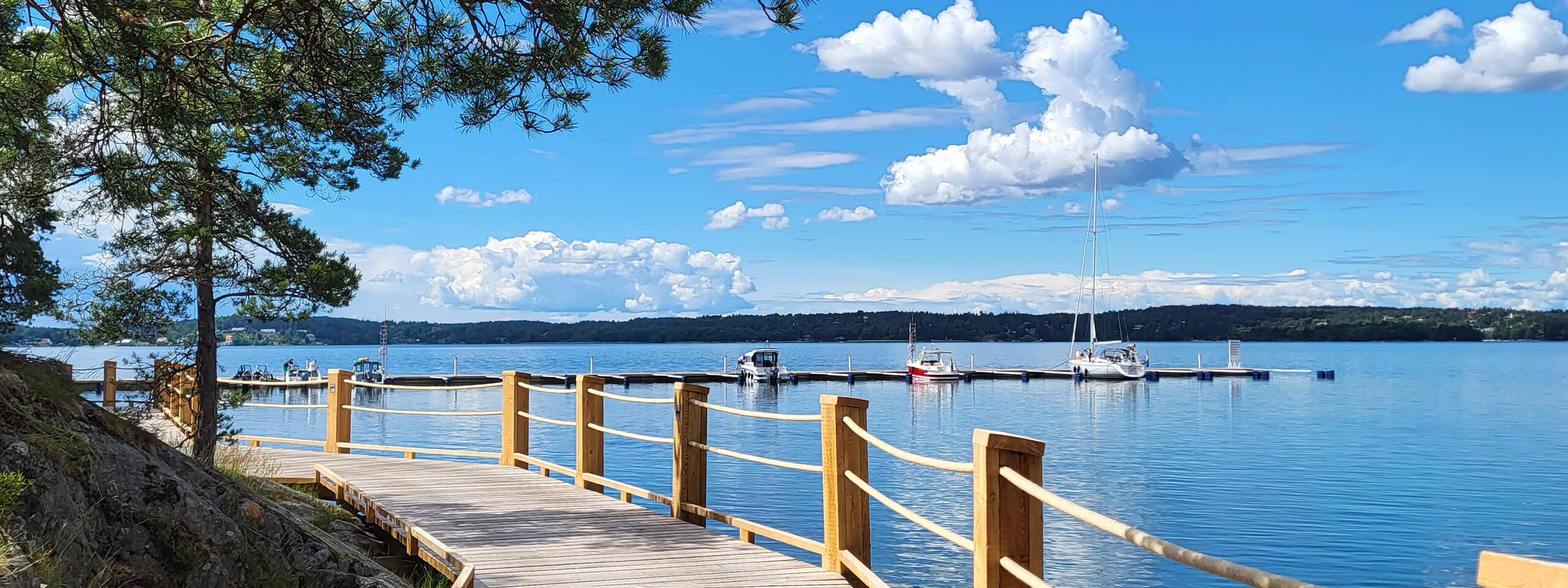Strandpromenaden med utsikt mot gästhamnen en solig sommardag