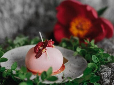 Rosa bakelse på tallrik