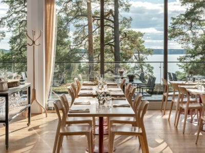Uppdukat långbord i Artipelag Restaurang med utsikt över Baggensfjärden.