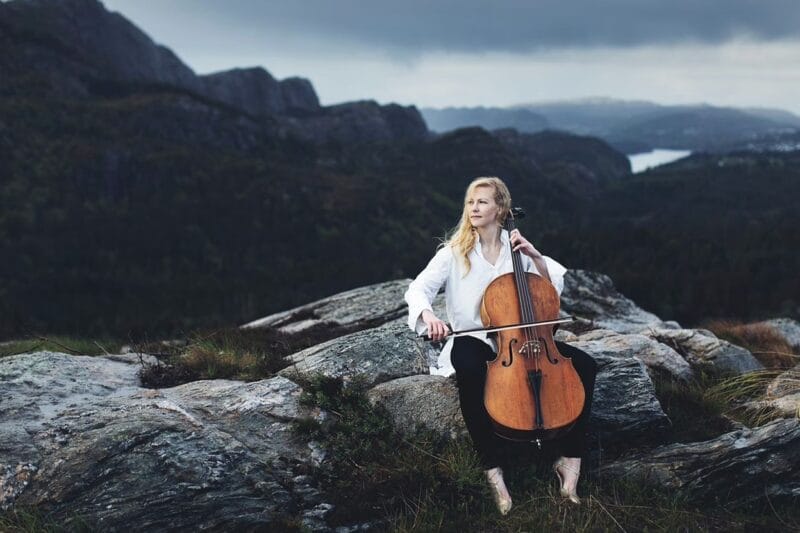 Spelar cello i vacker natur