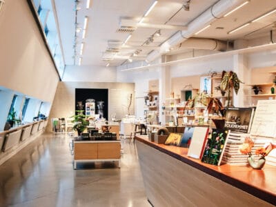 Bilden föreställer Artipelags designbutik, i bild syns olika podier utplacerade med olika produkter som säljs i butiken.