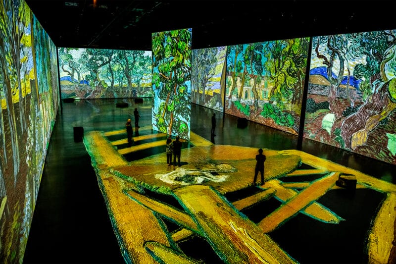 En ovanifrån bild av en immersiva konstuppelvelsen Imagine Van Gogh.