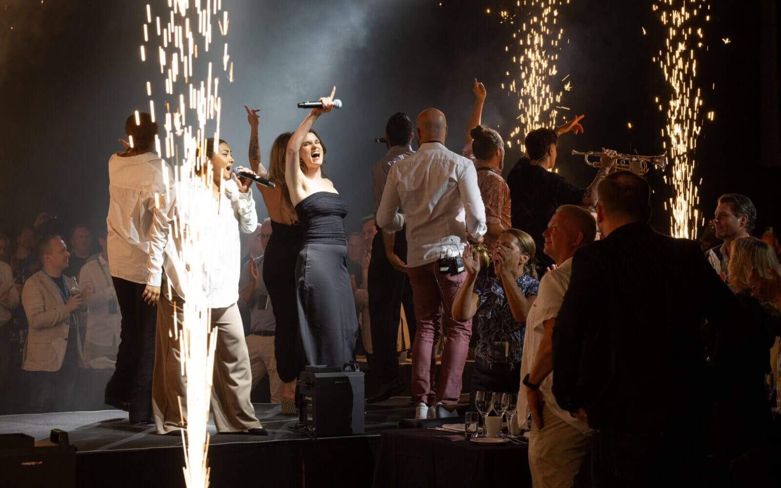 Under Arrow Innovation Awards 2024 sjunger och gester artister på scenen energiskt bland bländande pyrotekniska effekter och fängslar publiken.