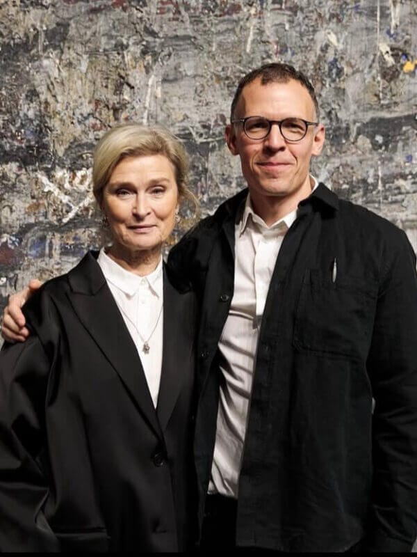Två vuxna står sida vid sida framför en texturerad, abstrakt bakgrund, vilket frammanar stämningen i Strindberg och havet - en föreställning om havet i Strindbergs liv & verk. Båda bär skjortor med krage och rockar; personen till höger har en arm om den andra.