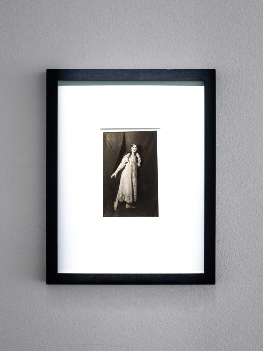 Svartvit bild på Olga Khokhlova. Comte Jean de Strelecki (1882-1947), Portrait d’Olga Khokhlova dans le costume du ballet “L’Oiseau de feu”, 1917. Musée national Picasso-Paris, Don Succession Picasso, 1992. APPH4839. Archives personnelles Pablo Picasso.