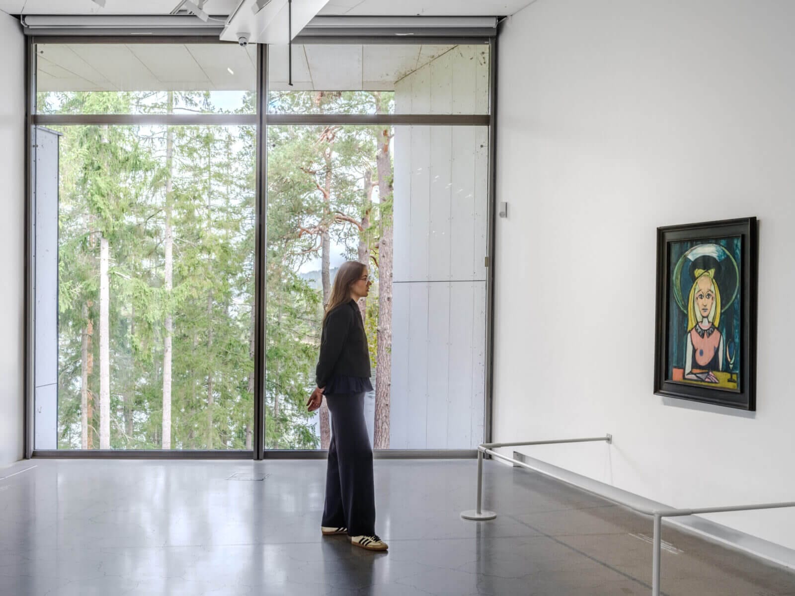 Utställningsvy Muserna som inspirerade och utmanade Picasso, Artipelag. Verk: Dora Maar, Portrait de Jacqueline Breton-Lamba, 1939. FAMM (Female Artists of the Mougins Museum), France – The Levett Collection. 