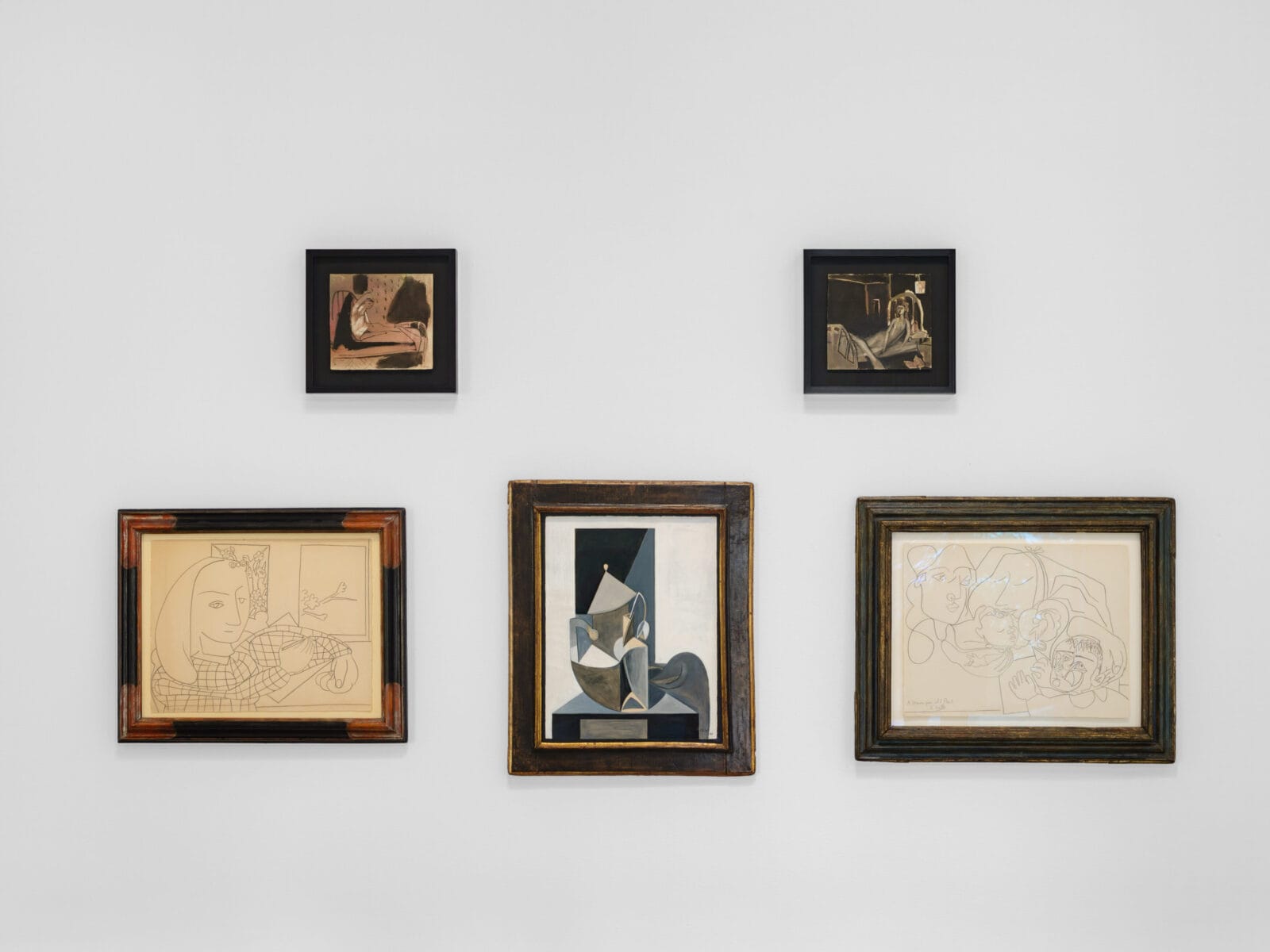 Fem verk på en vägg av Francoise Gilot. Françoise Gilot, Le Réveil, 1957; Le Songe, 1957; Portrait de jeune fille / Félia, 1945; Nature morte sur une chaise, 1949; Françoise, Claude, Paloma et la religieuse, 1947–1948. Courtesy of Galerie Ary Jan.