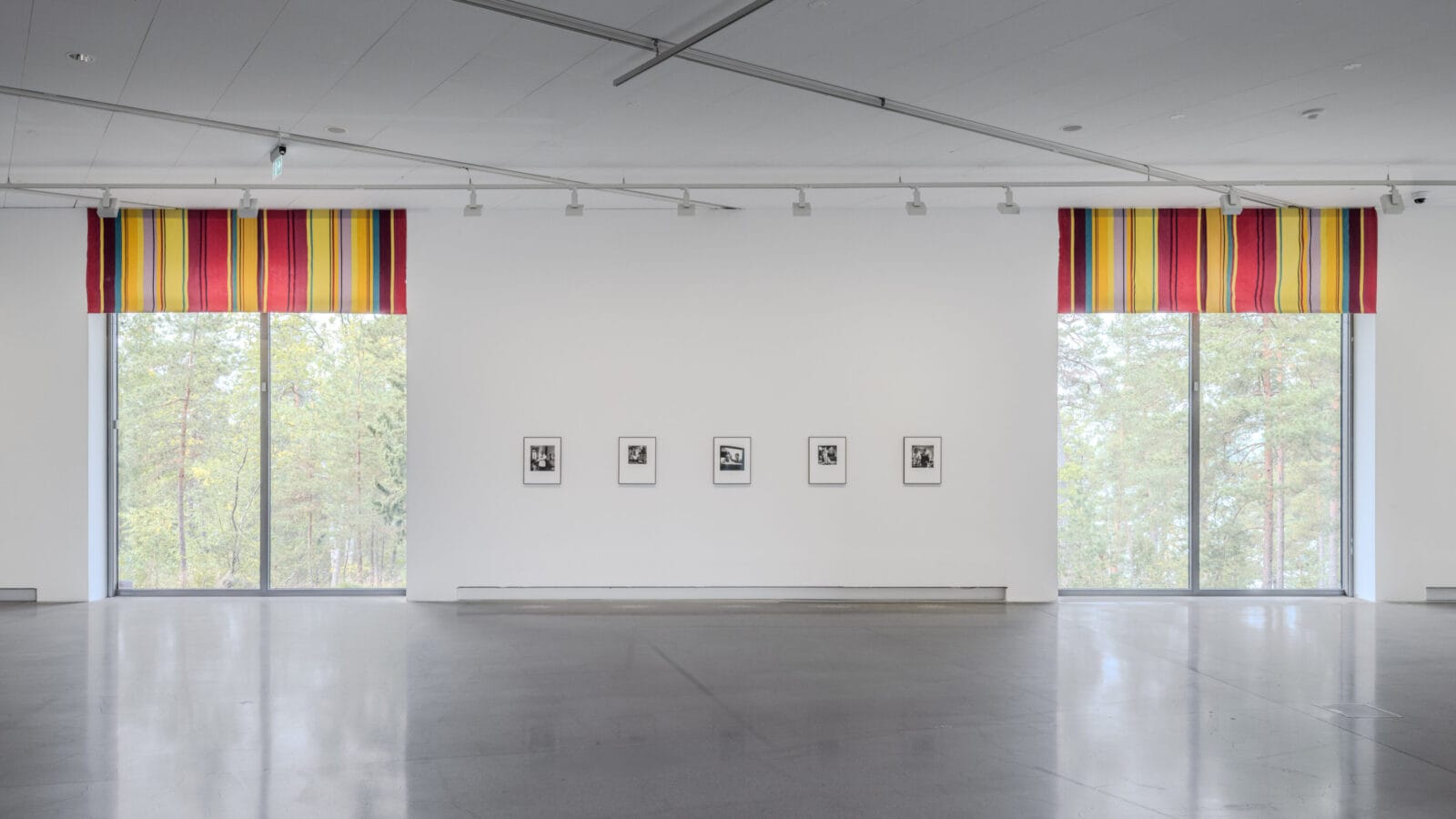 Utställningsvy Muserna som inspirerade och utmanade Picasso, Artipelag. Verk: Lee Miller © Lee Miller Archives, England 2025. All rights reserved. www.leemiller.co.uk.