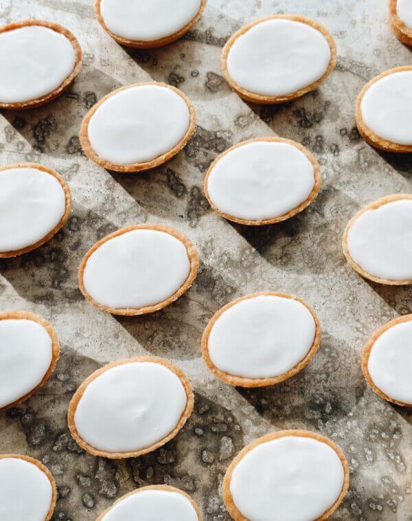 Bild tagen ovanifrån på en plåt med mazariner.