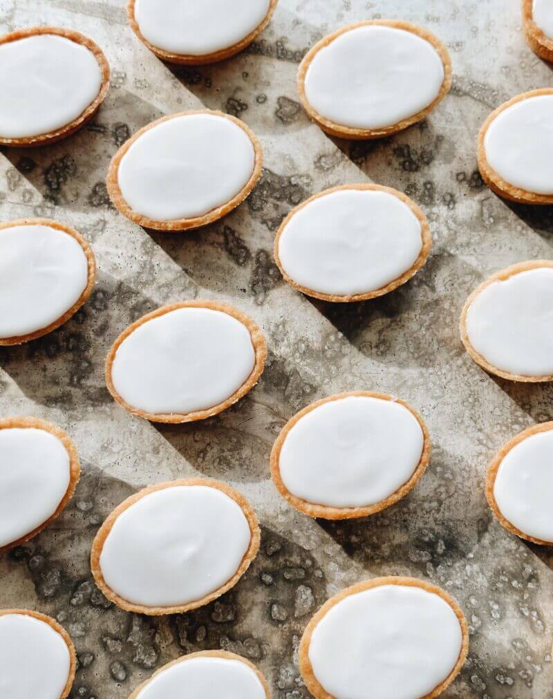 Bild tagen ovanifrån på en plåt med mazariner.