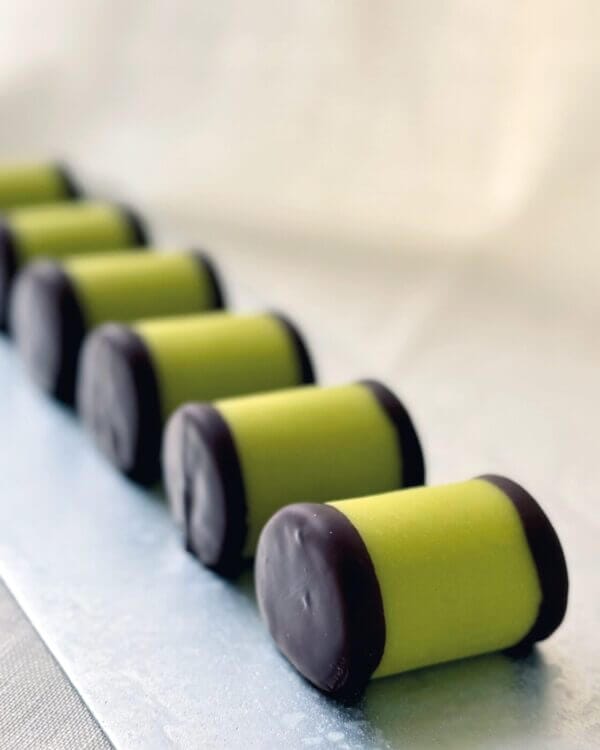 dammsugare som ligger på rad på ett silvrigt fat, på ett vitt linnetyg.