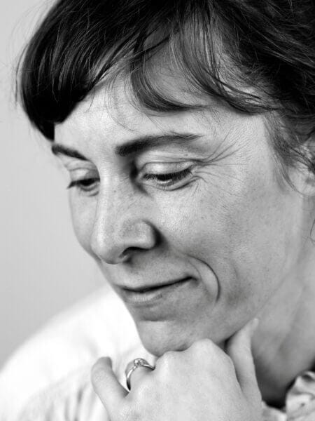 Svartvitt porträtt av Kristina Sigunsdotter.