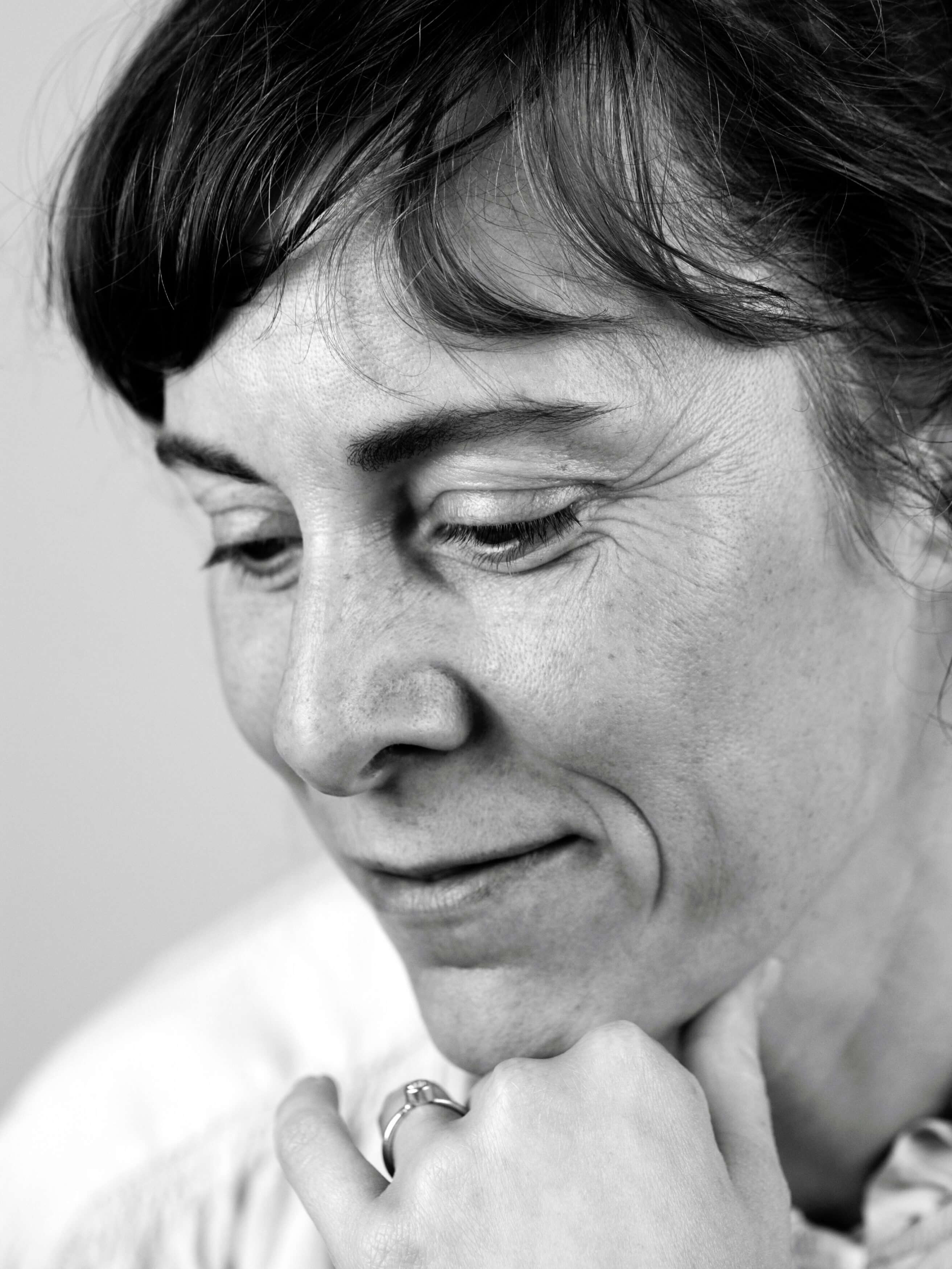 Svartvitt porträtt av Kristina Sigunsdotter.