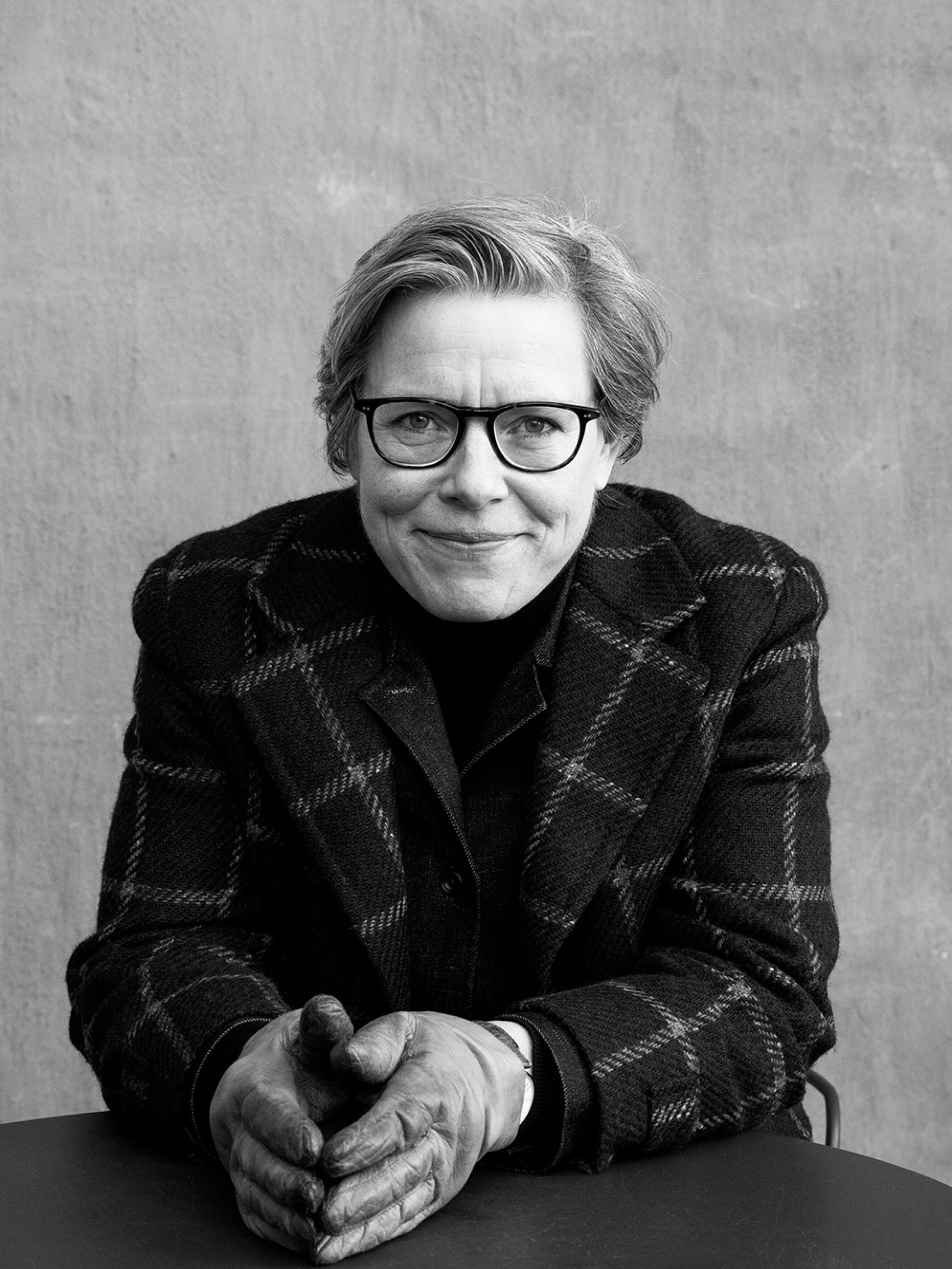 Svartvitt porträtt av Lena Andersson.