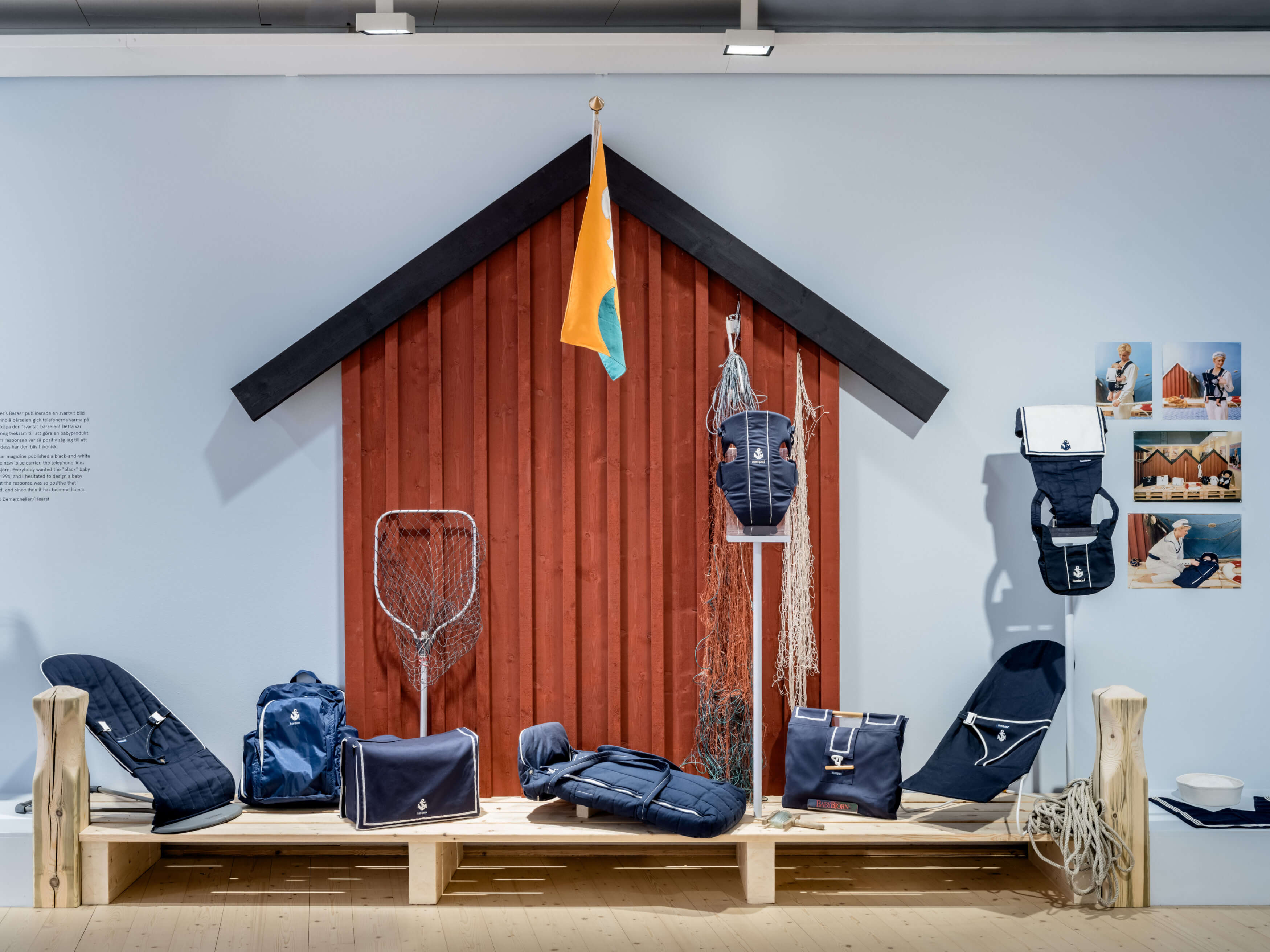 Utställningsvy över utställningen Mitt kreativa liv. Bilden föreställer en installation med en sjöbod med bärselen, babysitter etc.