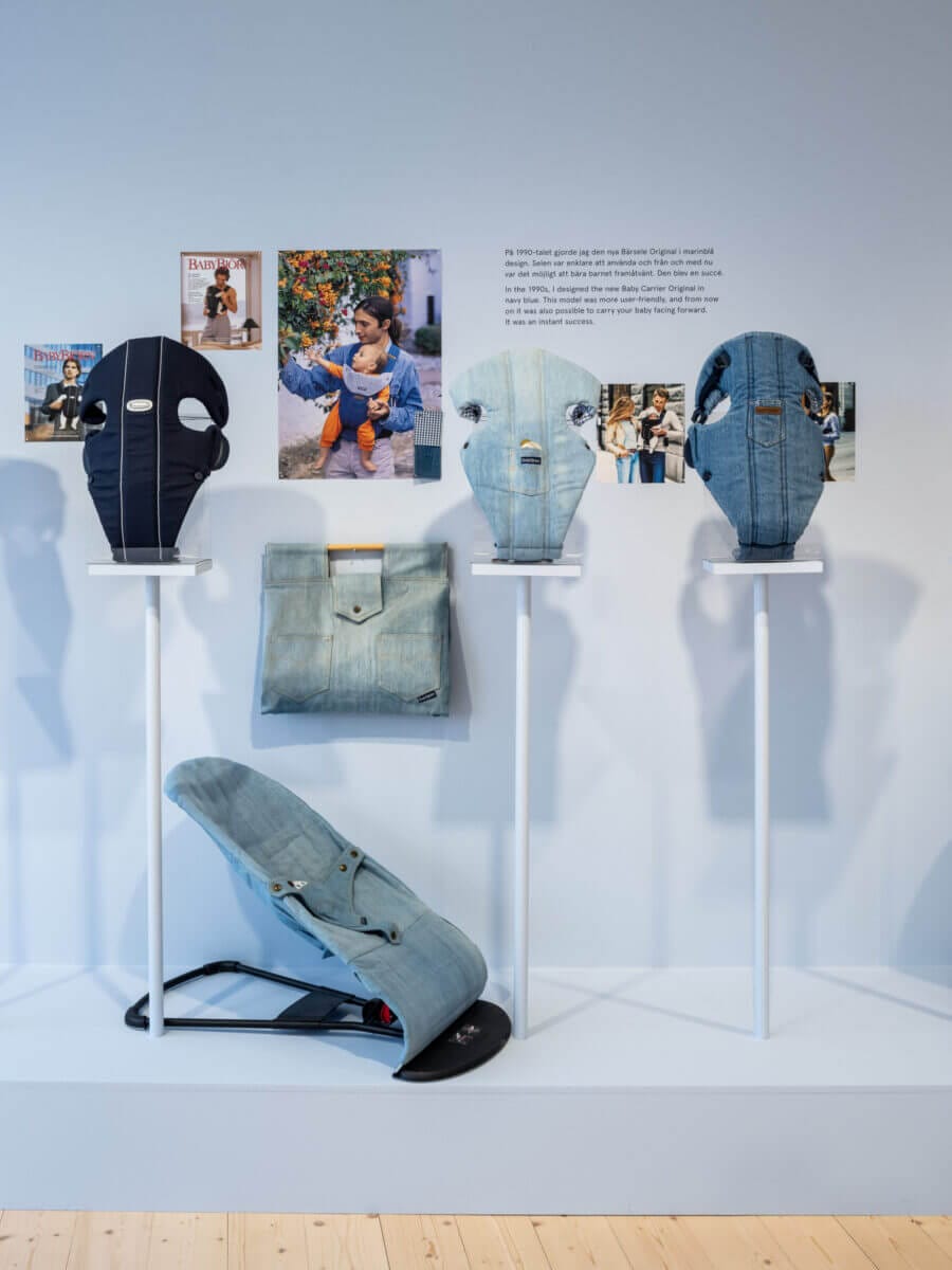 Bilden föreställer olika marinblå babyselen placerade på podier längs en ljusblå vägg.