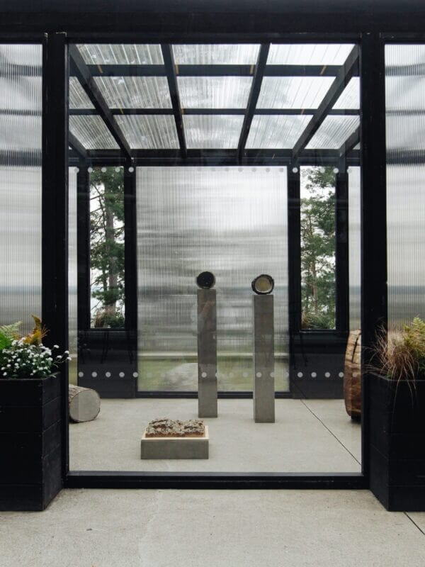 En installation/ett verk i en utställning, i en pergola.