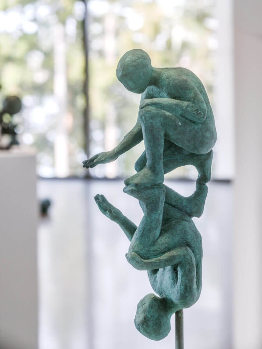 Utställningsbild med skulptur från Fredrik Wretmans utställning på Artipelag.