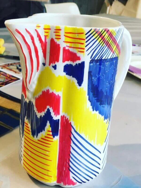 En egenmålade kanna i porslin.