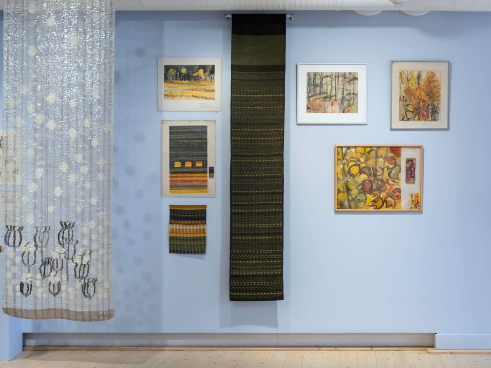 Utställningsvy över utställningen Mitt kreativa liv. Bilden föreställer olika skisser från tiden på Konstfack.