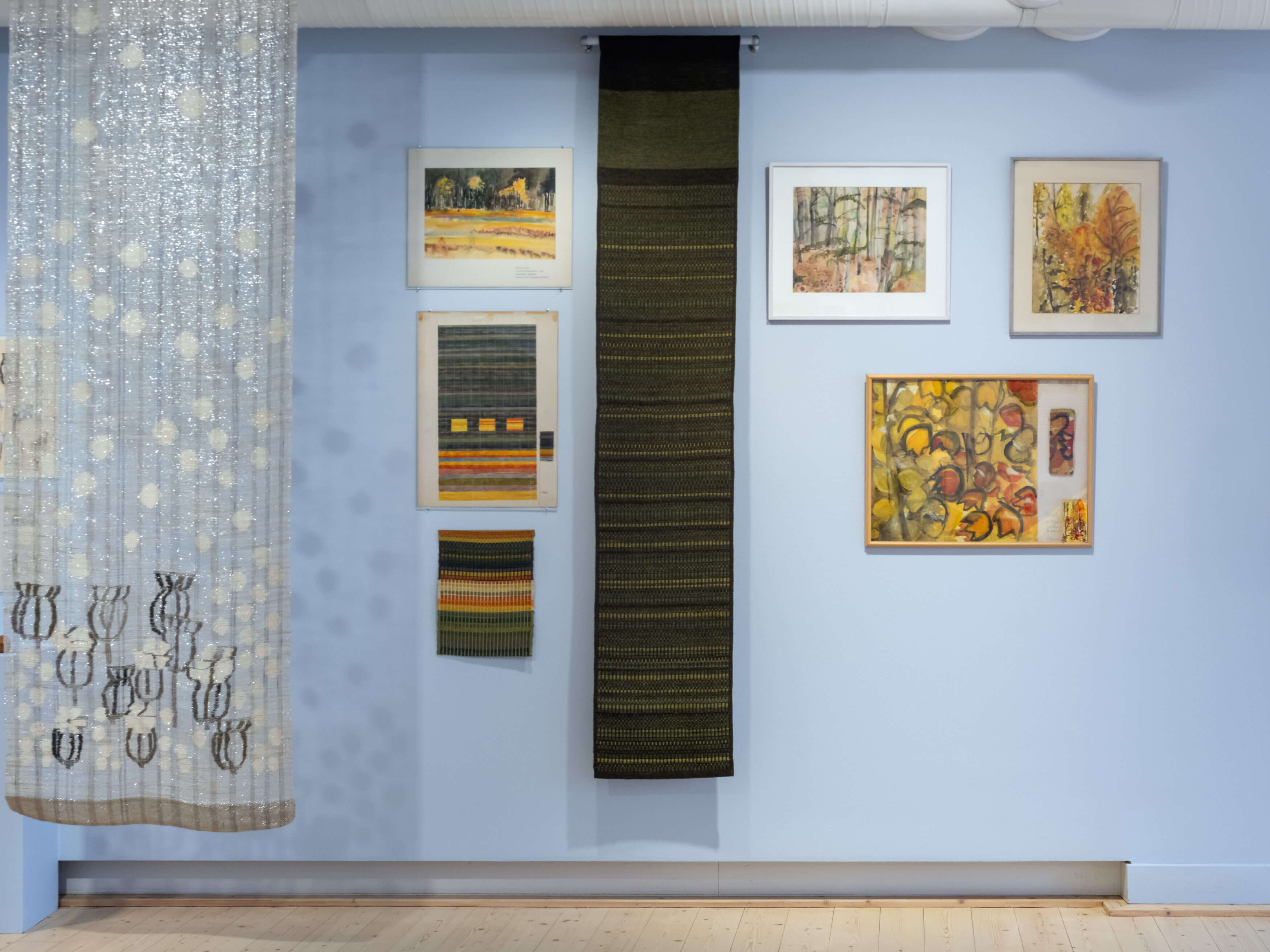 Utställningsvy över utställningen Mitt kreativa liv. Bilden föreställer olika skisser från tiden på Konstfack.