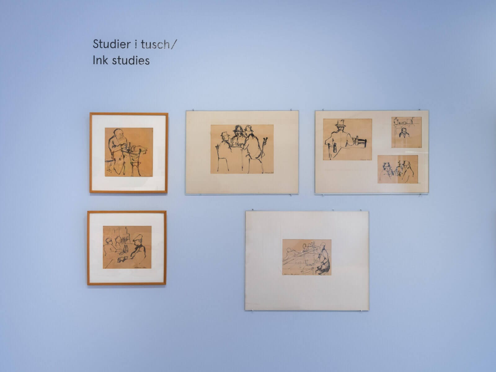 Olika skisser i tusch mot en ljusblå vägg.