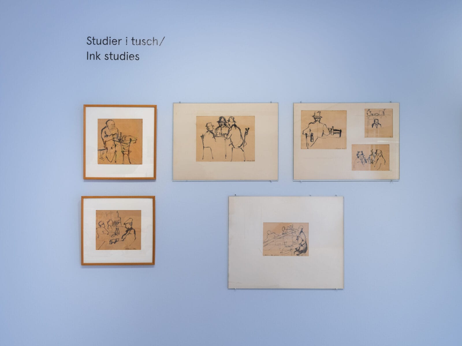 Olika skisser i tusch mot en ljusblå vägg.