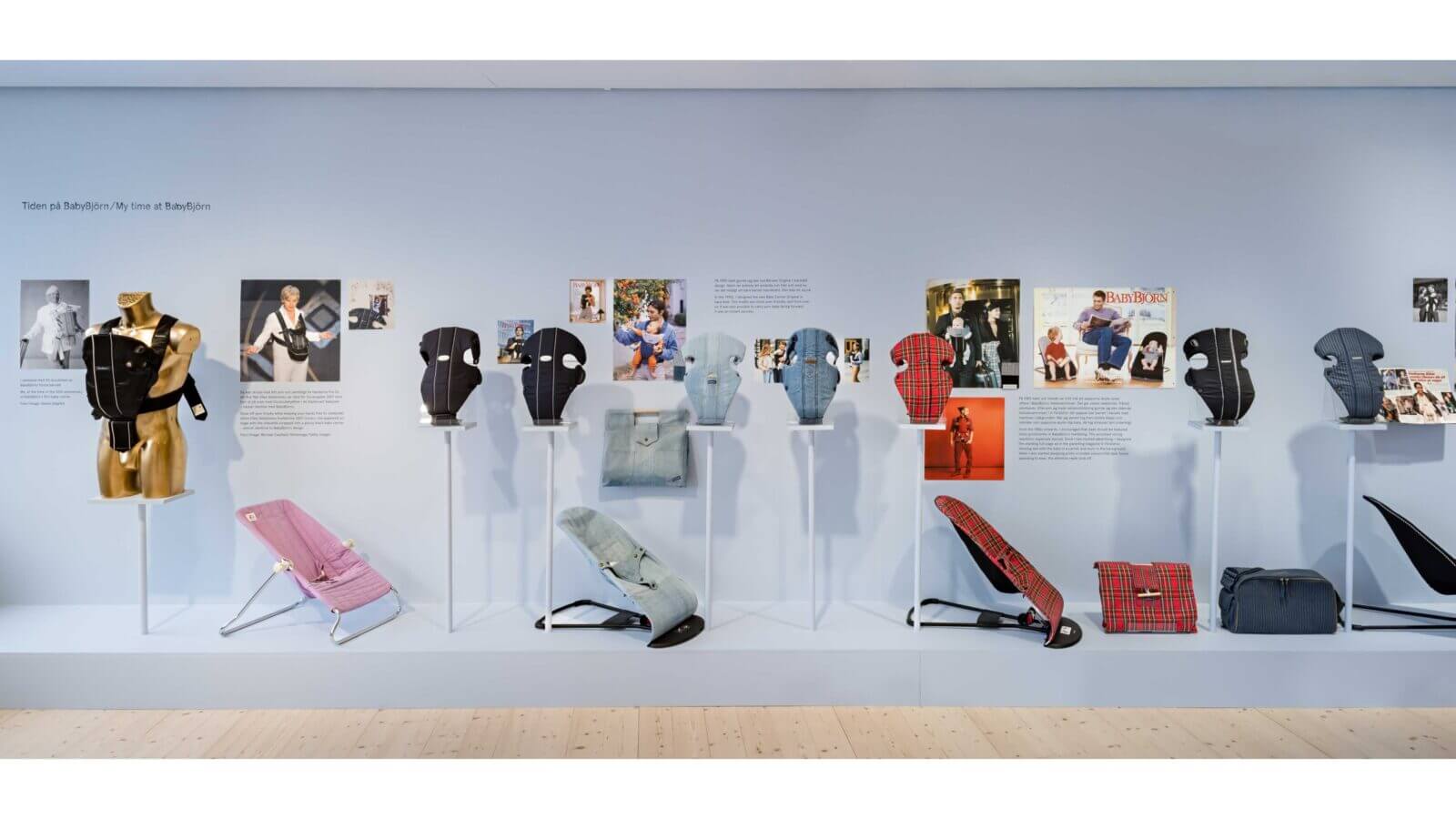 Utställningsvy över utställningen Mitt kreativa liv. Bilden föreställer olika babyselen placerade på podier längs en ljusblå vägg.