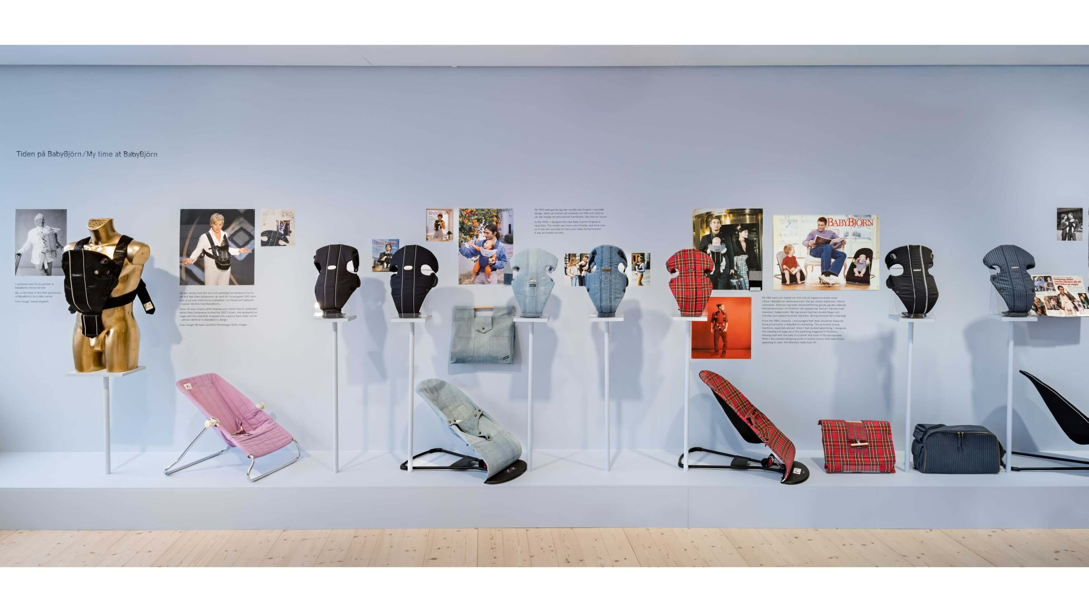 Utställningsvy över utställningen Mitt kreativa liv. Bilden föreställer olika babyselen placerade på podier längs en ljusblå vägg.