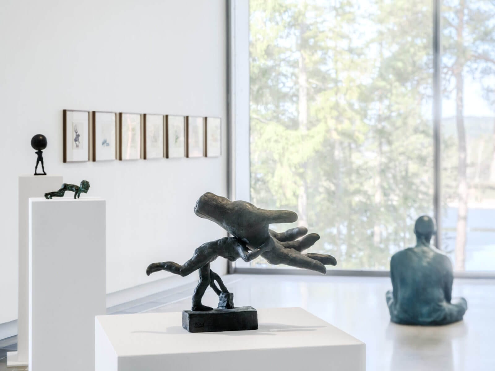 Utställningsbild med skulpturer från Fredrik Wretmans utställning på Artipelag.