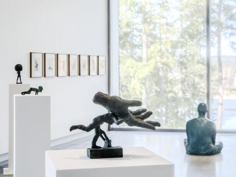 Utställningsbild med skulpturer från Fredrik Wretmans utställning på Artipelag.