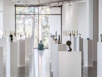 Utställningsbild med skulpturer på piedestaler från Fredrik Wretmans utställning på Artipelag.