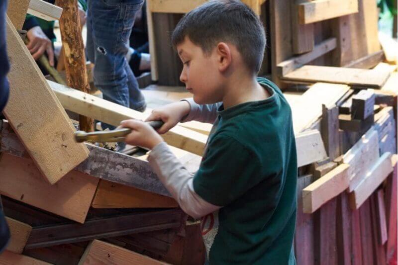 En pojke som snickrar.