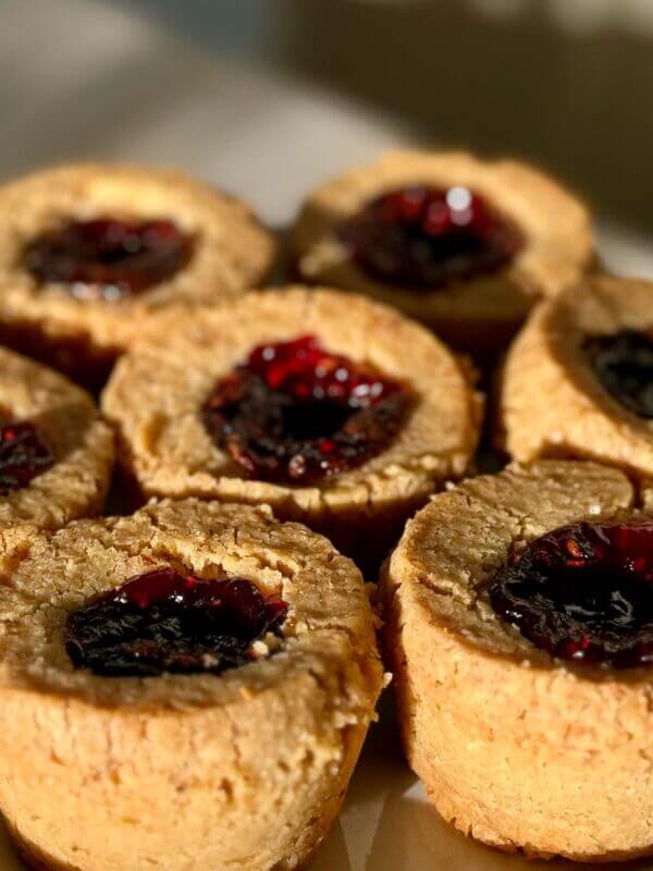 ett fat med hallongrottor