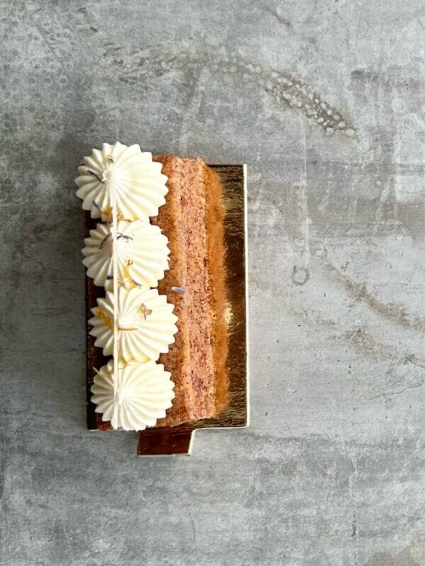 Bilden är tagen ovanifrån på en plåt med en morotskaka.